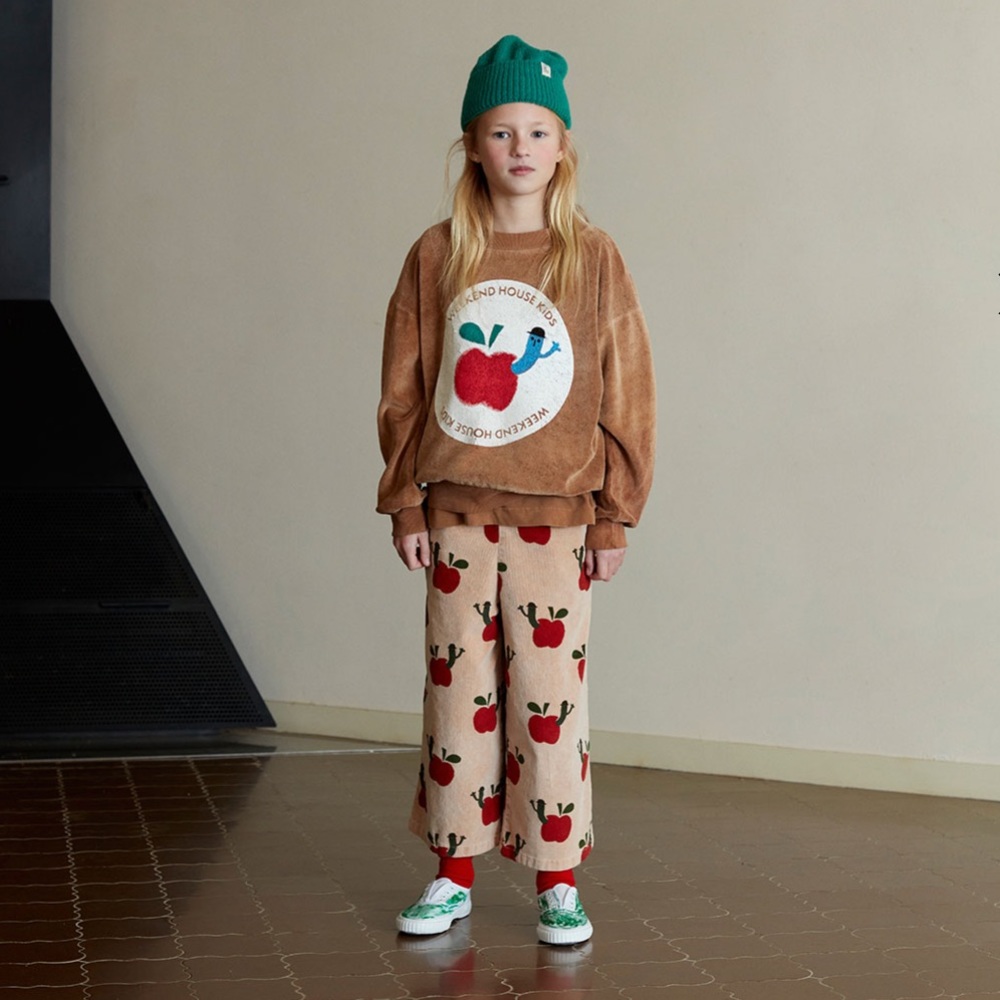 NWT Weekend House Kids Apple Soft Crew Neck Sweatshirt. Kids 11/12 Large.